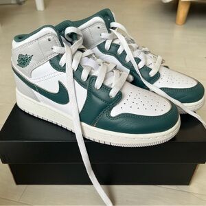 Nike Air Jordan 1 Mid SE - Size 4M/5.5W